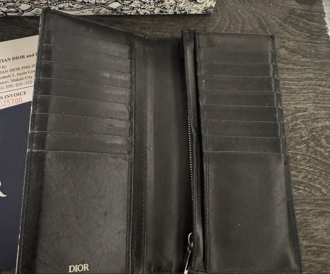 Dior wallet (Category: Luxury Bags & Wallets) located in Makati City. Submitted by kirstenmuriel (Listing ID 1467701699, Image 3). Description: .
