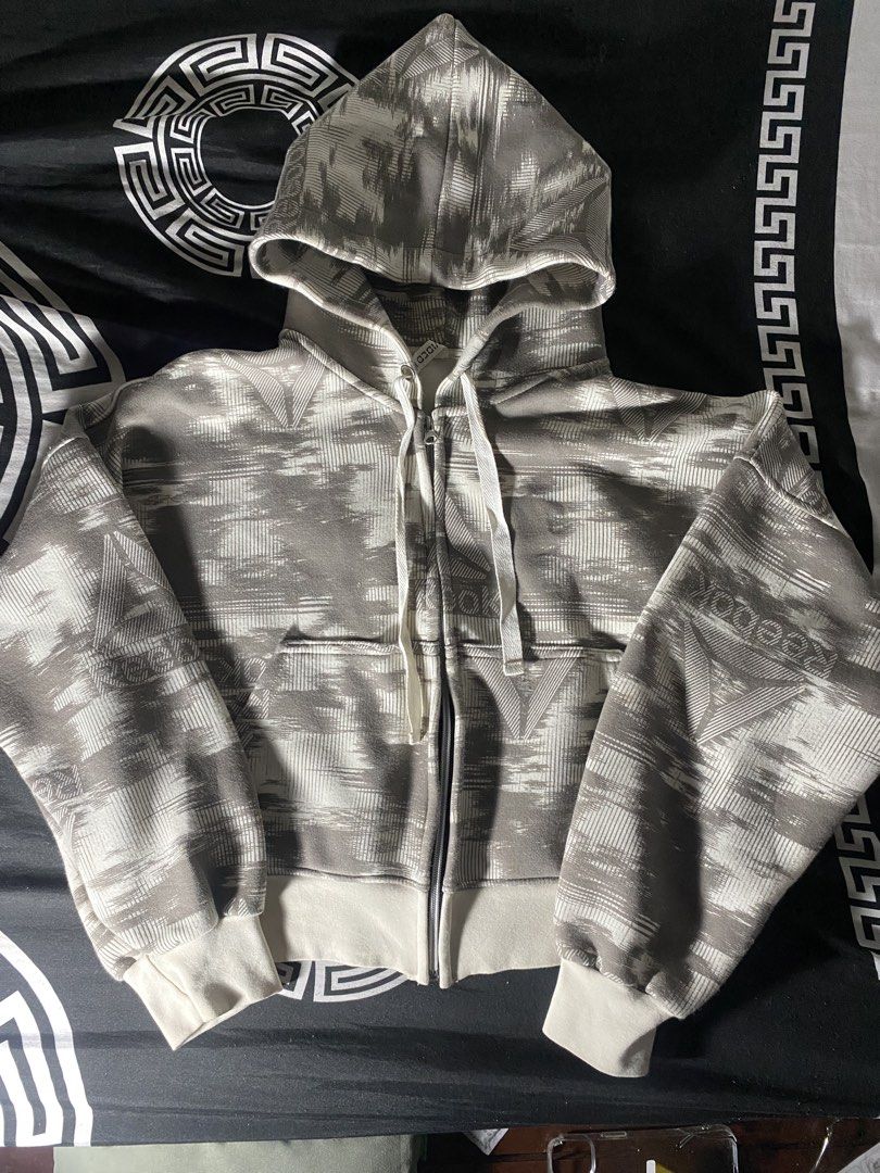 Divided H&M Gray Patterned Zip-Up Hoodie (Category: Hoodies) located in Caloocan City. Submitted by drip_archive (Listing ID 1467826779, Image 1). Description: .