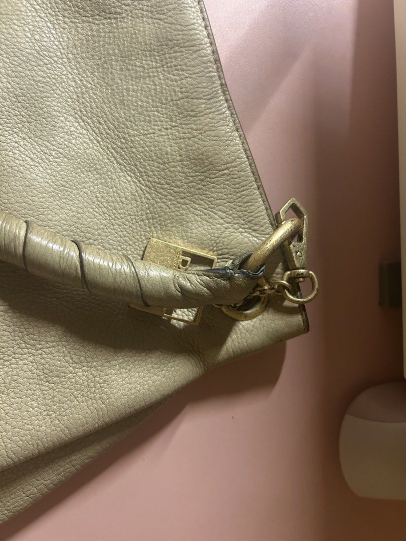 DKNY leather shoulder bag (Category: Luxury Bags & Wallets) located in Paranaque City. Submitted by zivi02 (Listing ID 1467752593, Image 3). Description: ❗️Please check pictures for condition ❗️ condition: well used delivery: lalamove, grab or gogoexpress reservation of item upon payment (gcash or maya).