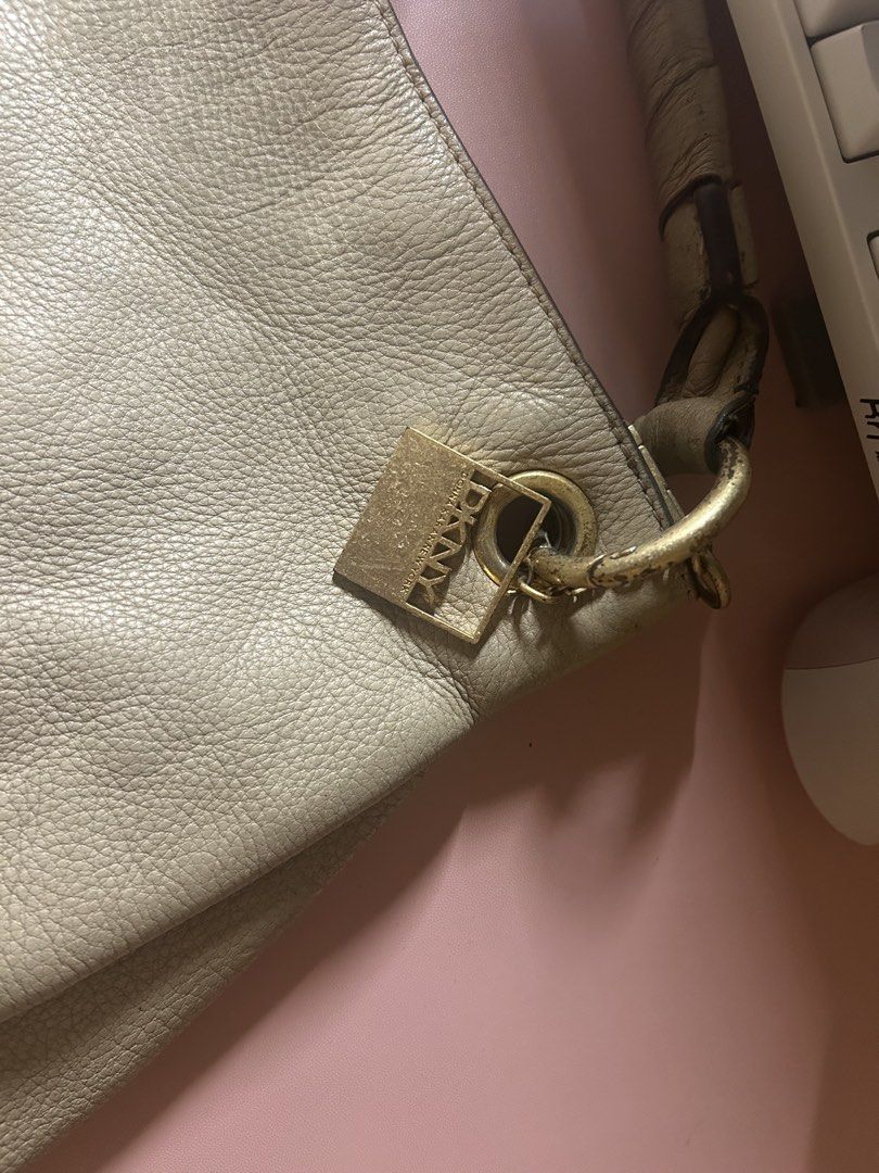 DKNY leather shoulder bag (Category: Luxury Bags & Wallets) located in Paranaque City. Submitted by zivi02 (Listing ID 1467752593, Image 2). Description: ❗️Please check pictures for condition ❗️ condition: well used delivery: lalamove, grab or gogoexpress reservation of item upon payment (gcash or maya).