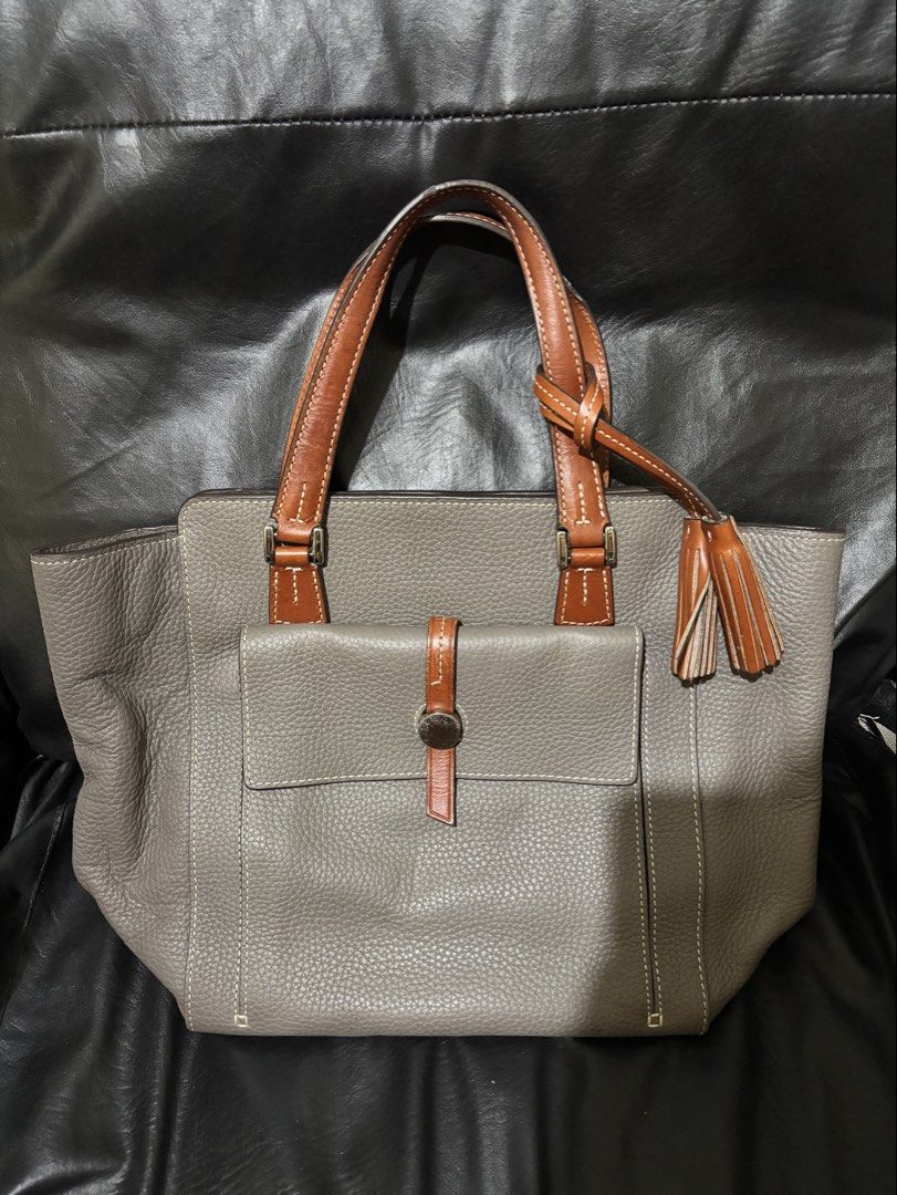 Dooney and Bourke Handbag (Category: Luxury Bags & Wallets) located in Manila. Submitted by iyahpreloved_ (Listing ID 1467773874, Image 1). Description: authentic with codes sign of usage .