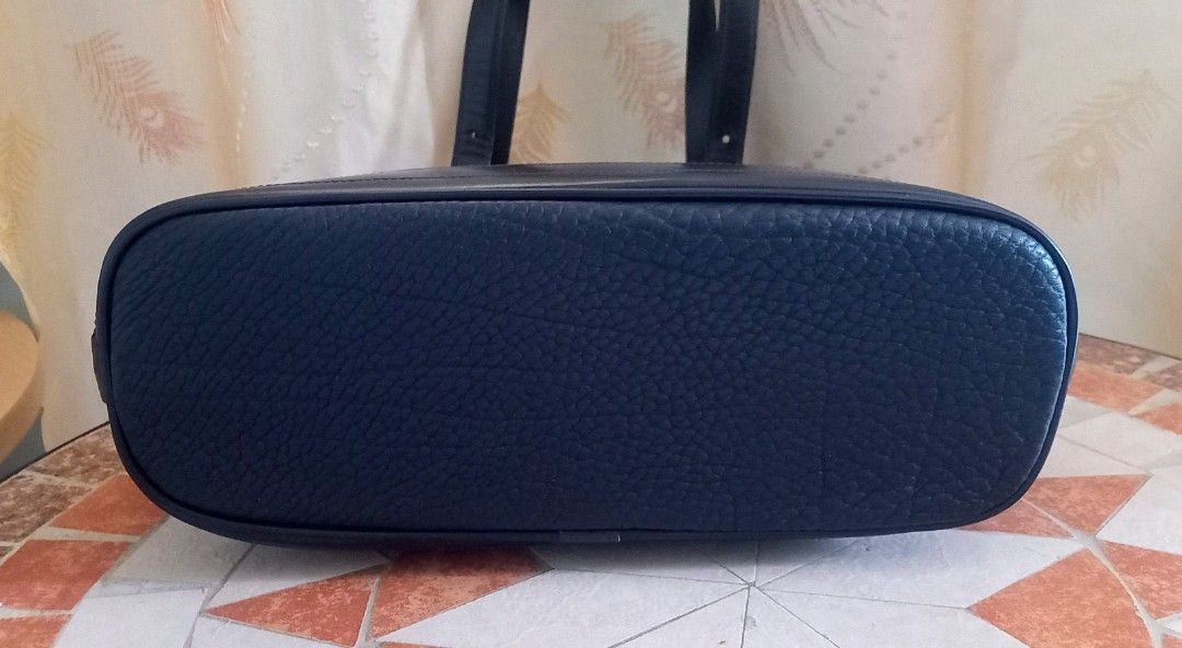 Dooney and Bourke shoulder bag (Category: Shoulder Bags) located in Tacloban City. Submitted by opao_bags10 (Listing ID 1467643338, Image 2). Description: Dooney and Bourke shoulder bag Made in USA like new condition medium size MOP- Gcas, COP.