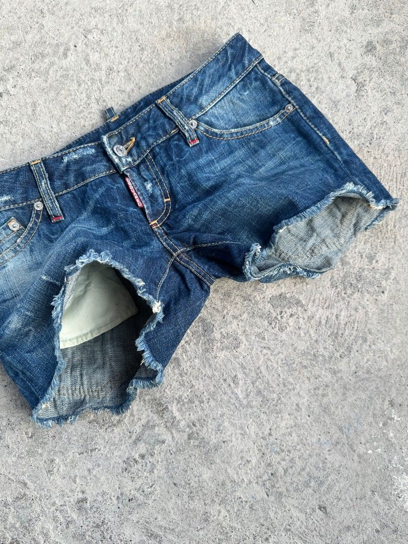 Dsquared² sexy short (Category: Shorts) located in Davao. Submitted by boss_kel (Listing ID 1467609948, Image 3). Description: Waist: 30-31 Lenght: 10 Thigh: 10.5 LO: 9 Issue: None.