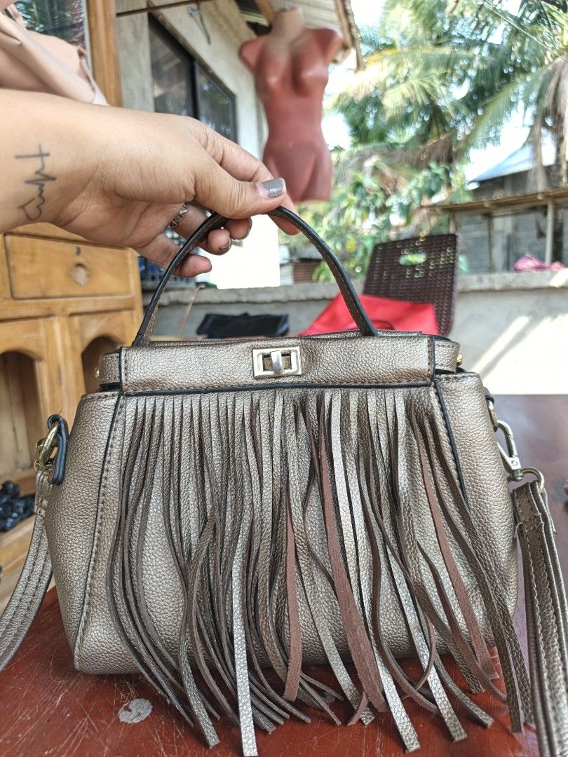 Dusto hand/sling bag (Category: Cross-body Bags) located in Quezon, Isabela. Submitted by ukay-ukaybylyn (Listing ID 1467744997, Image 1). Description: good condition💯 small size kasya phone.