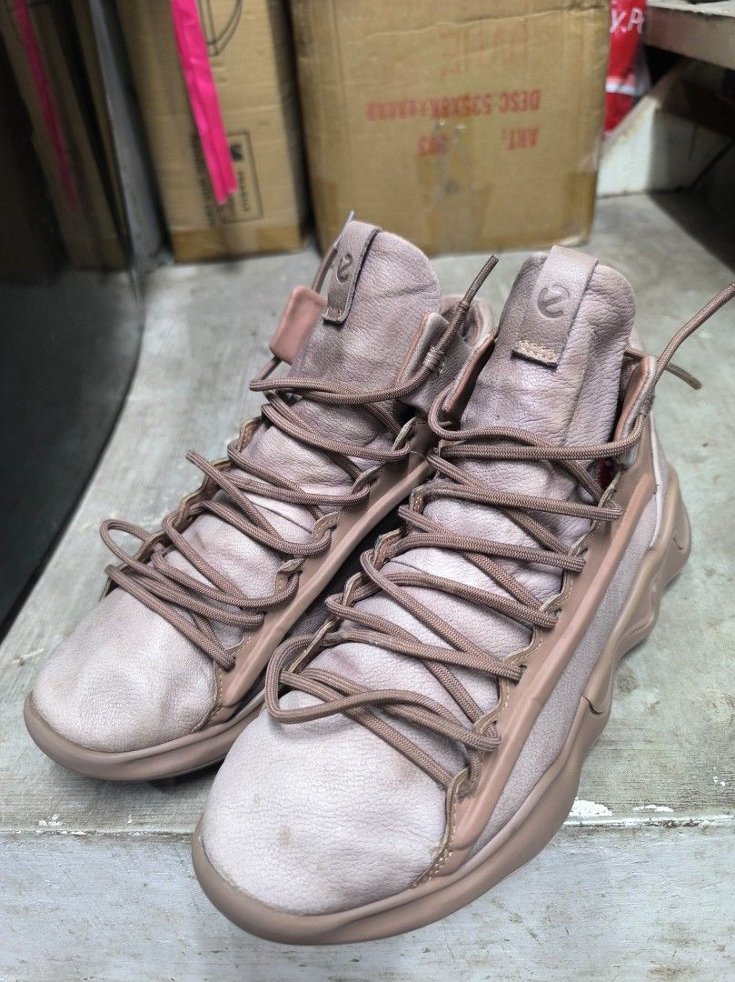 Ecco Elo bootie sneakers (Category: Sneakers) located in Naga. Submitted by mags61913 (Listing ID 1467636169, Image 1). Description: Ecco elo bootie phorene sneakers perfect for outdoor/sporty activity used condition no major color rate 7/10 750 only perfect for daily use add shipping.