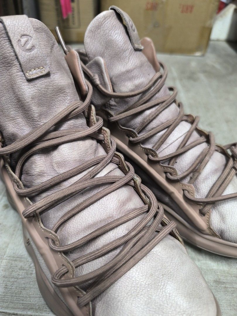 Ecco Elo bootie sneakers (Category: Sneakers) located in Naga. Submitted by mags61913 (Listing ID 1467636169, Image 2). Description: Ecco elo bootie phorene sneakers perfect for outdoor/sporty activity used condition no major color rate 7/10 750 only perfect for daily use add shipping.