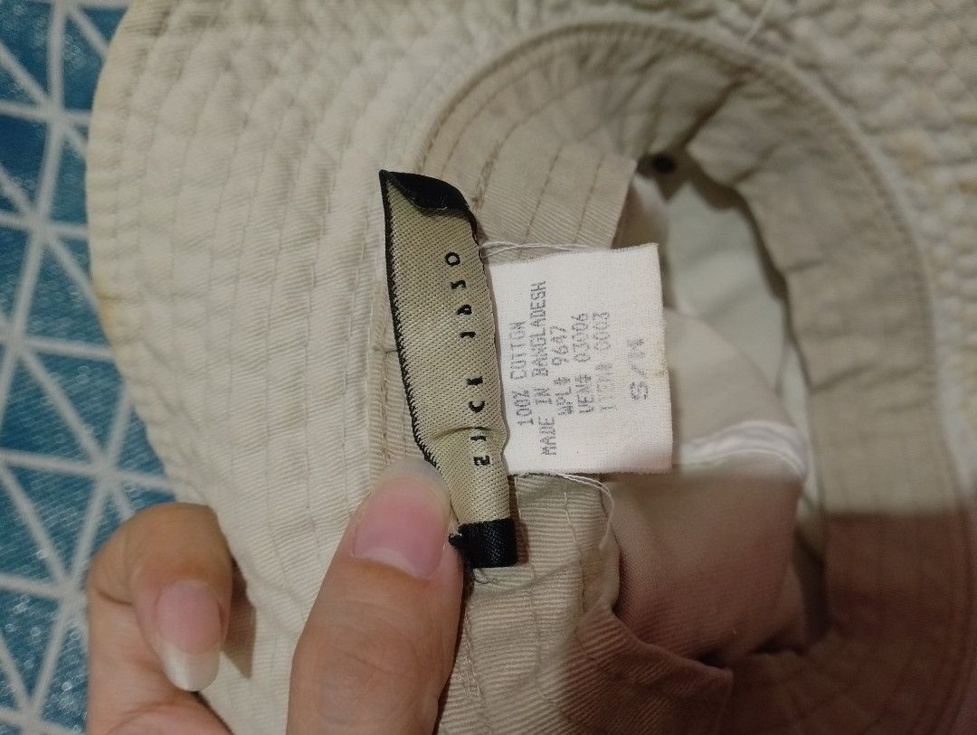 Eddie Bauer Bucket Hat (Category: Caps & Hats) located in Manila. Submitted by nievesolanna (Listing ID 1467686104, Image 3). Description: flaws: minor discoloration and staining visible around the brim and top panel (not sure if washable ba yung stain huhu) rfs: decluttering since nakatambak na lang 350 PESOS LOC: SAMPALOC, MANILA.