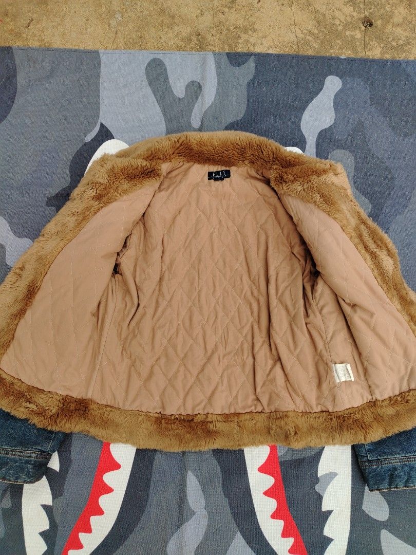 ELLES BRAND (Category: Coats, Jackets and Outerwear) located in Don Carlos. Submitted by thriftnidodong_23 (Listing ID 1467625747, Image 3). Description: This piece is a blue denim jacket featuring a cozy tan faux fur collar and lining.