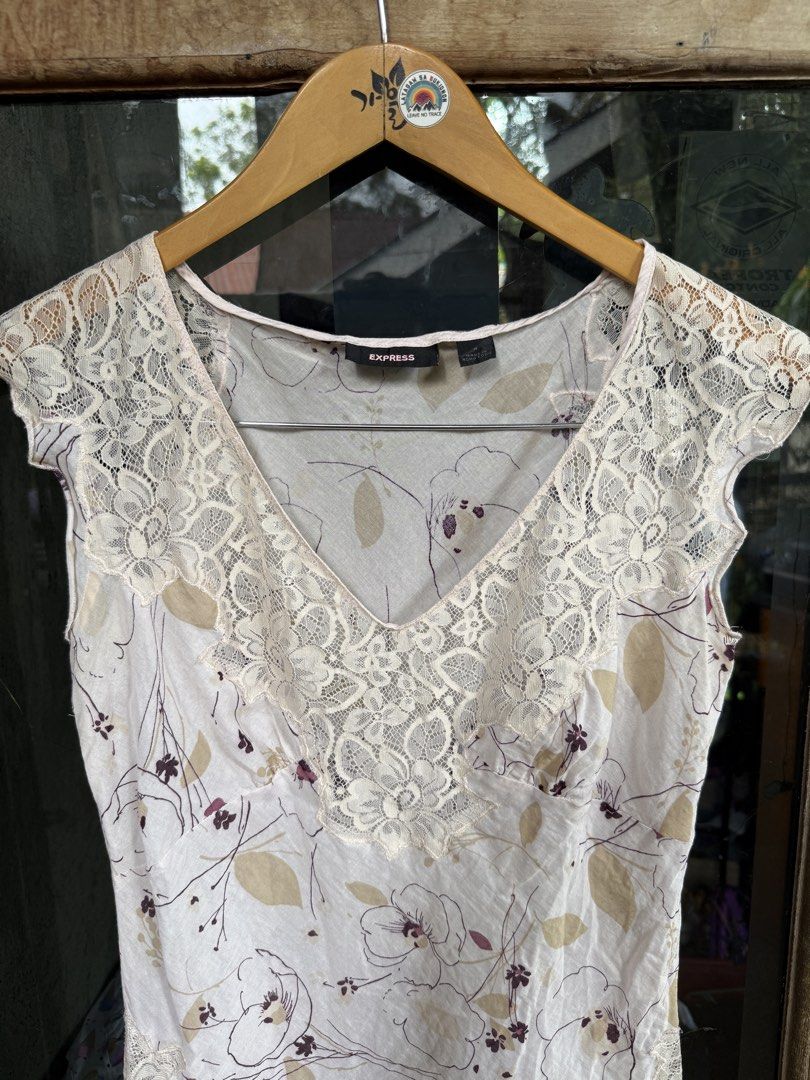EXPRESS Floral Lace V-Neck Blouse (Category: Blouses) located in Manolo Fortich. Submitted by thriftacktoe34 (Listing ID 1467687893, Image 2). Description: Excellent condition Color rate 9.5/10 Size W17 x L23.