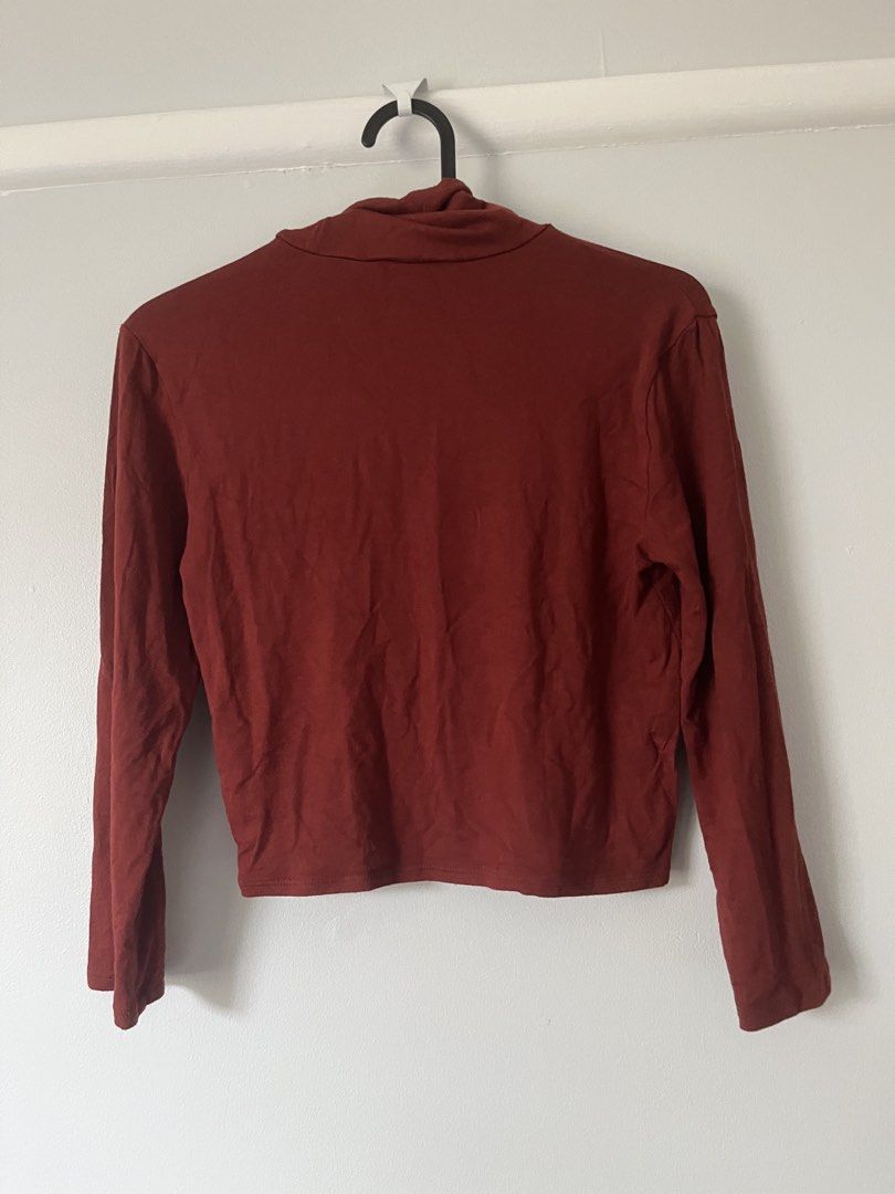F21 crop top turtle neck (Category: Longsleeves) located in Paranaque City. Submitted by colsness (Listing ID 1467697330, Image 2). Description: Almost new Fits small to medium built Rfs : declutter 100% orig Bought from US meetup sm north/paranaque Deliver: jnt.