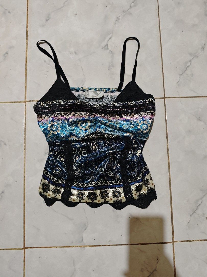 Fairy London Y Paris top (Category: Others Tops) located in Binalbagan. Submitted by Kristoffer_Arguelles (Listing ID 1467831829, Image 1). Description: good as new glittery fabric xs to semi med no issues.