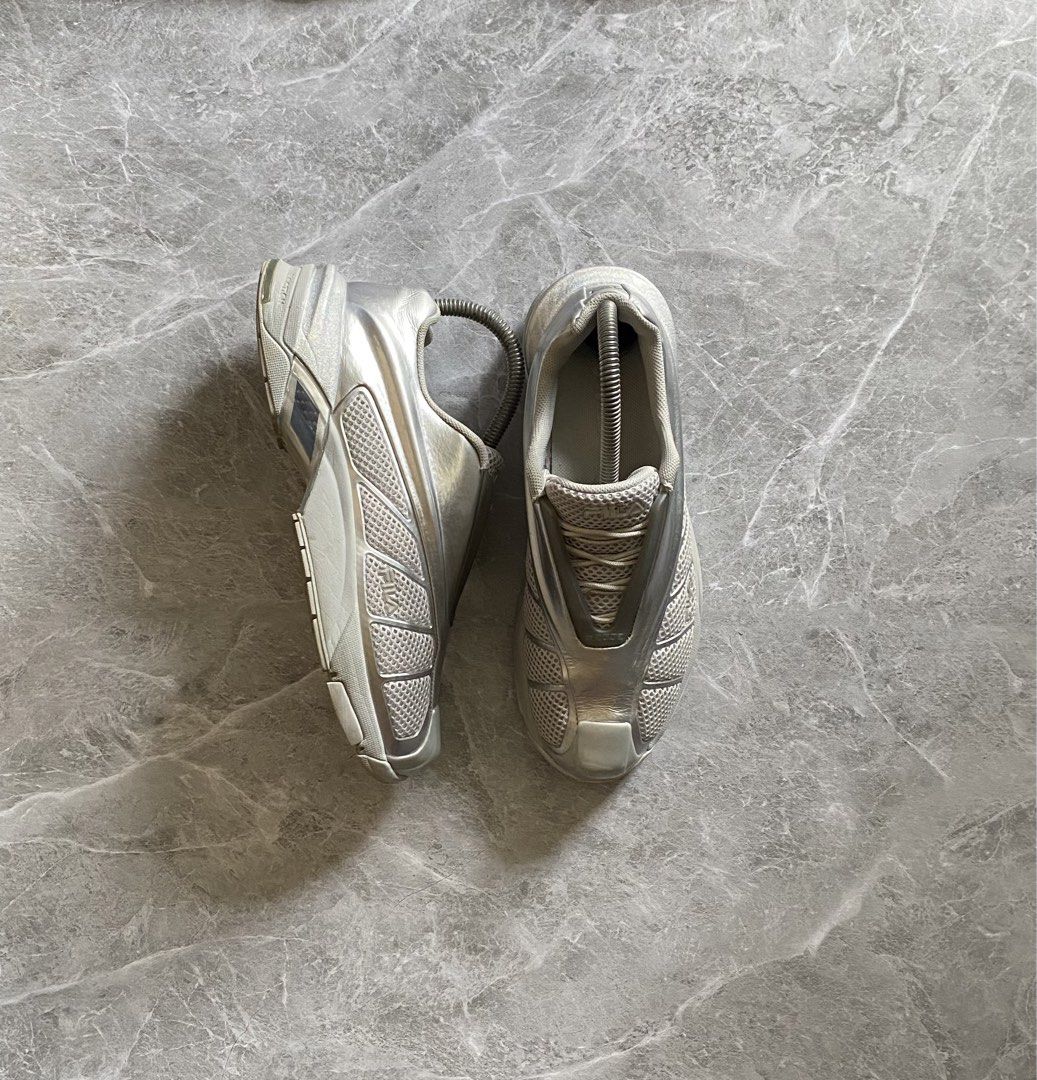 Fila Replica 2002 (Category: Sneakers) located in San Carlos. Submitted by ddri.pshop (Listing ID 1467710582, Image 2). Description: Fila Replica 2002 size 6 US W / 36.5 euro / 23cm excellent condi (signs of usage).