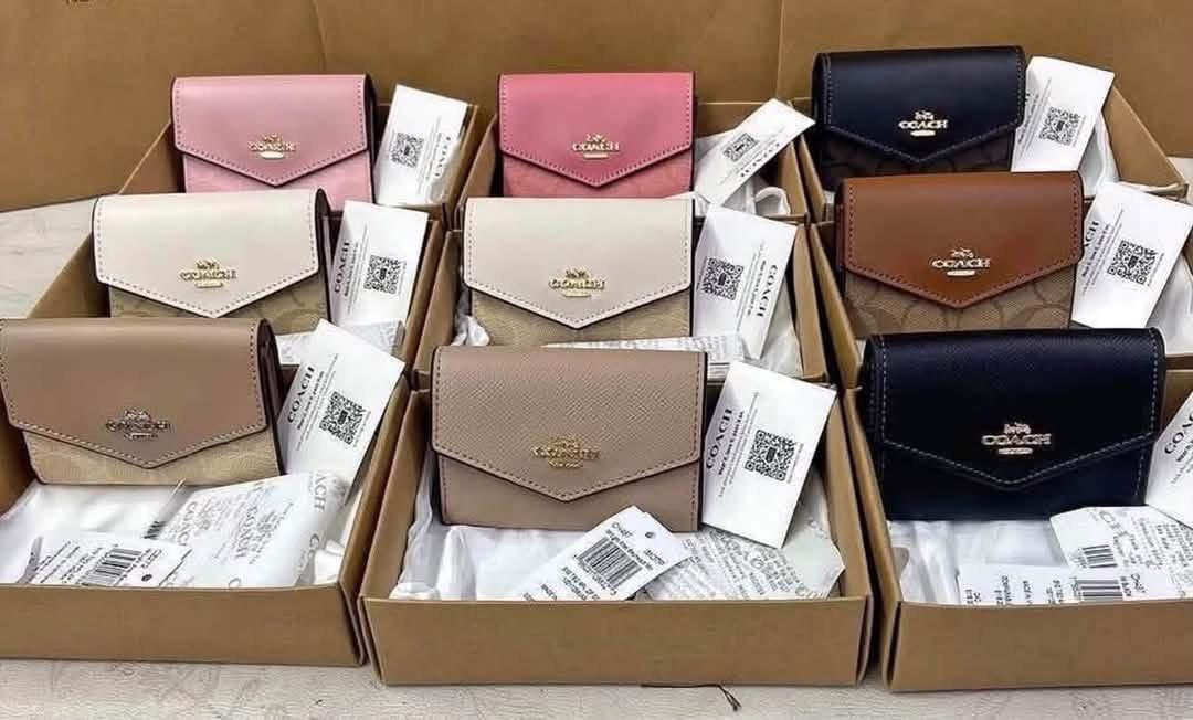 Flap Cardcase (Category: Wallets & Card holders) located in Manila. Submitted by bagislifeshop (Listing ID 1467727123, Image 1). Description: .