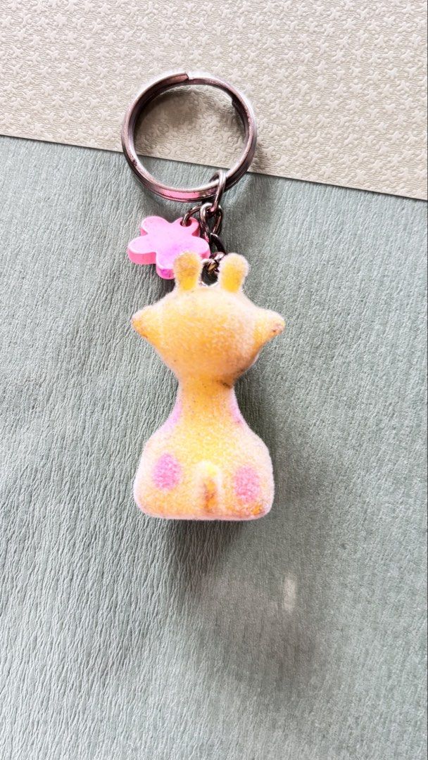 Flocky Giraffe keychain (Category: Other Merchandise) located in Calamba. Submitted by cur8d (Listing ID 1467645304, Image 2). Description: with spot dirt.