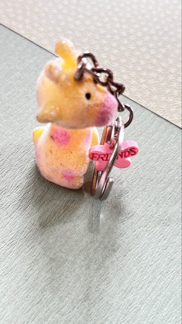 Flocky Giraffe keychain (Category: Other Merchandise) located in Calamba. Submitted by cur8d (Listing ID 1467645304, Image 3). Description: with spot dirt.