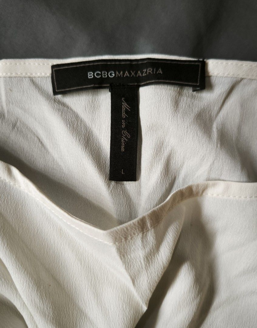 Floral BCBG MAXAZRIA blouse (Category: Blouses) located in Manila. Submitted by wearforce (Listing ID 1467758453, Image 2). Description: Floral BCBG MAXAZRIA blouse fit: M-L good condition color rate 9/10 249 + sf.
