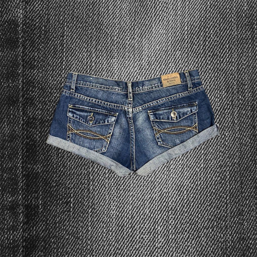 Folded Cargo Abercrombie&F (Category: Shorts) located in Caloocan City. Submitted by blairbyysha (Listing ID 1466751780, Image 3). Description: Size 29 Length 9 No issue.