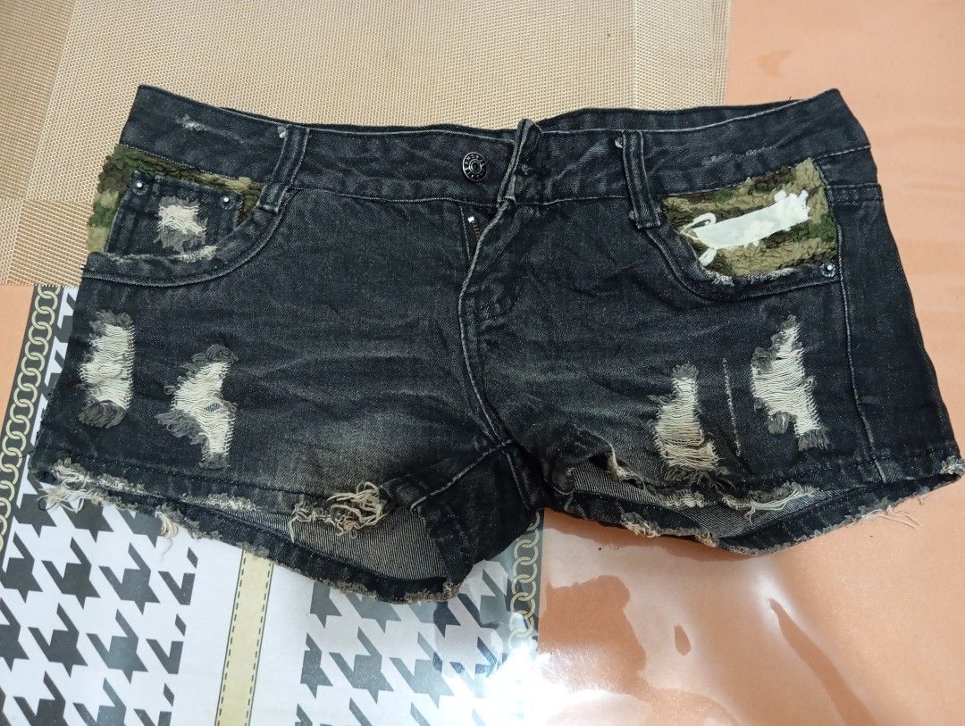 For sale (Category: Shorts) located in Las Pinas. Submitted by manalo.magie (Listing ID 1467656998, Image 1). Description: GET NYOO NA PLS PLS HUHU MALING SIZE KASI SYA YUNG NA ORDER KO. also 125 each nalang huhu.