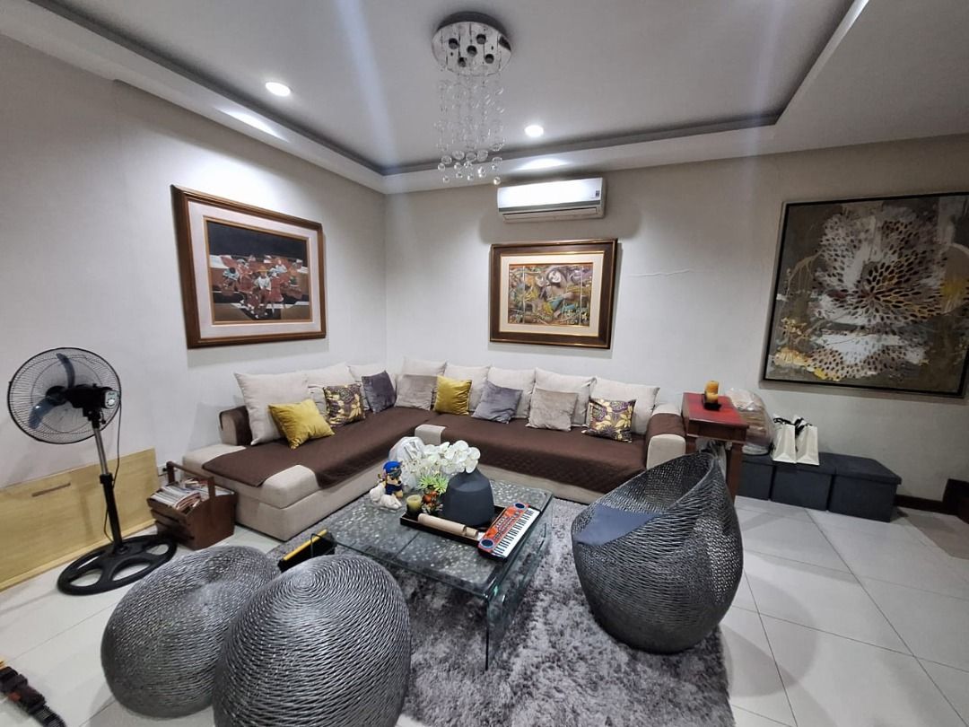 For Sale: Horseshoe Townhouse (Category: Townhouse) located in San Juan City. Submitted by propertiesask (Listing ID 1467700268, Image 1). Description: For Sale Horseshoe Townhouse Lot area: 193 sqm Floor area: 550 sqm 3 storey 4 Bedrooms 4 T&B Den/office (convertible to bedroom) Massage rm w/ steam bath + bathroom *also convertible to bedroom Powder room Large terrace Laundry room Shoe room Maid's rm 4 car garage Price: 65M.
