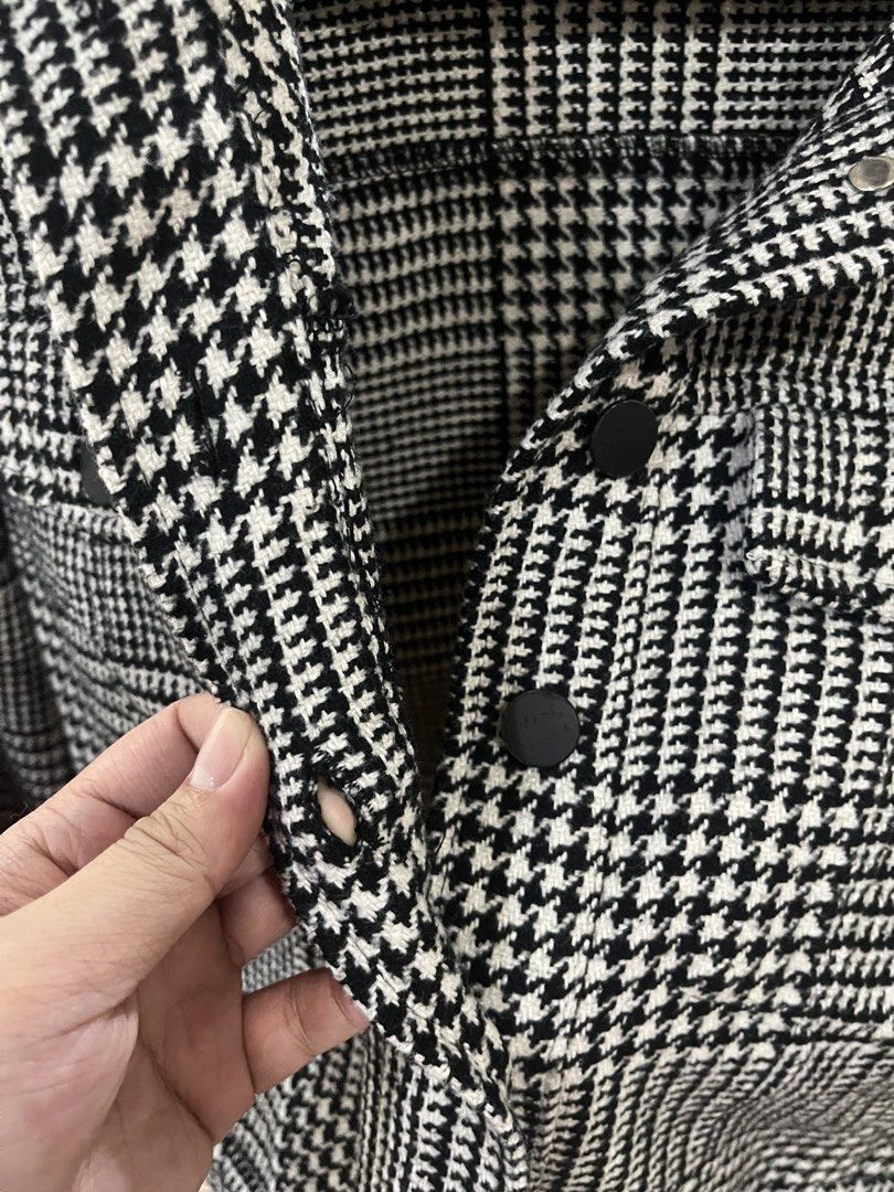 Forever 21 Black and White Houndstooth Jacket Size M (Category: Coats, Jackets and Outerwear) located in Makati City. Submitted by grizzlybear95 (Listing ID 1467728694, Image 3). Description: - Brand: Forever 21 - Size: M - Pattern: Black and white houndstooth - Details: Classic lapel collar, button front closure, and chest pockets - Fabric: Textured woven fabric - Condition: Great layering piece for cooler days.