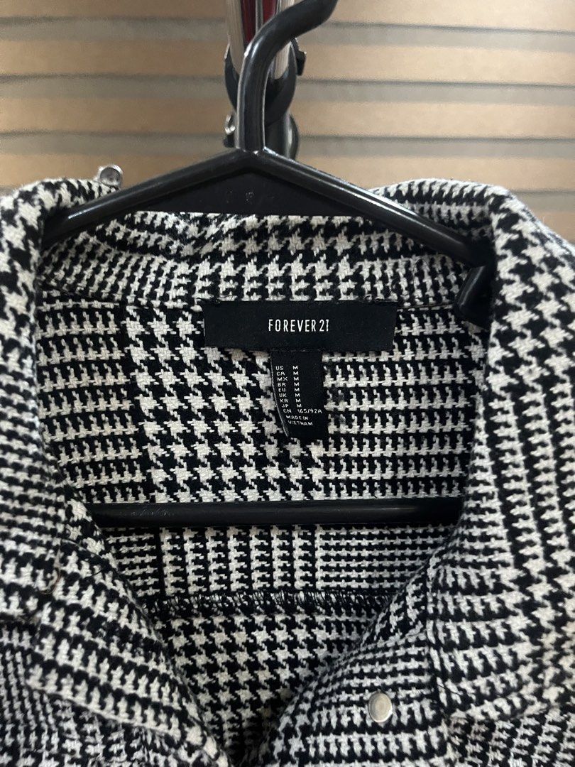 Forever 21 Black and White Houndstooth Jacket Size M (Category: Coats, Jackets and Outerwear) located in Makati City. Submitted by grizzlybear95 (Listing ID 1467728694, Image 2). Description: - Brand: Forever 21 - Size: M - Pattern: Black and white houndstooth - Details: Classic lapel collar, button front closure, and chest pockets - Fabric: Textured woven fabric - Condition: Great layering piece for cooler days.