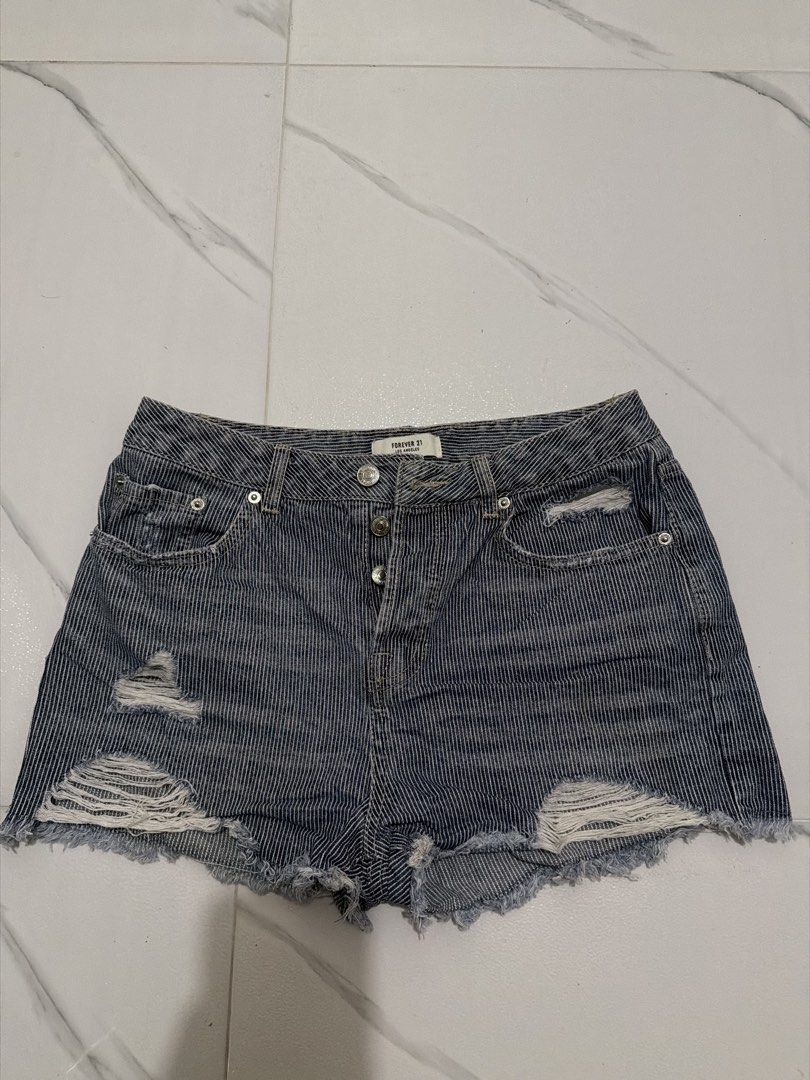 Forever 21 Short (Category: Shorts) located in Las Pinas. Submitted by gmonteros (Listing ID 1467691335, Image 1). Description: .