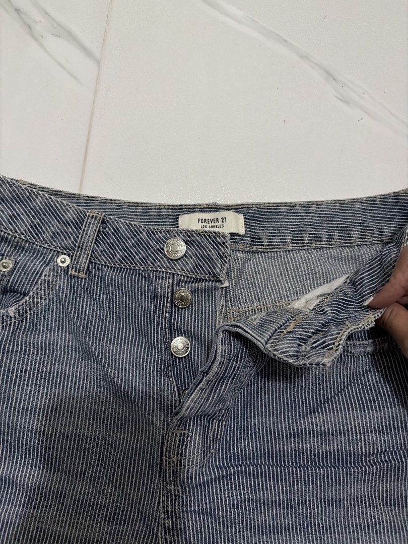 Forever 21 Short (Category: Shorts) located in Las Pinas. Submitted by gmonteros (Listing ID 1467691335, Image 3). Description: .