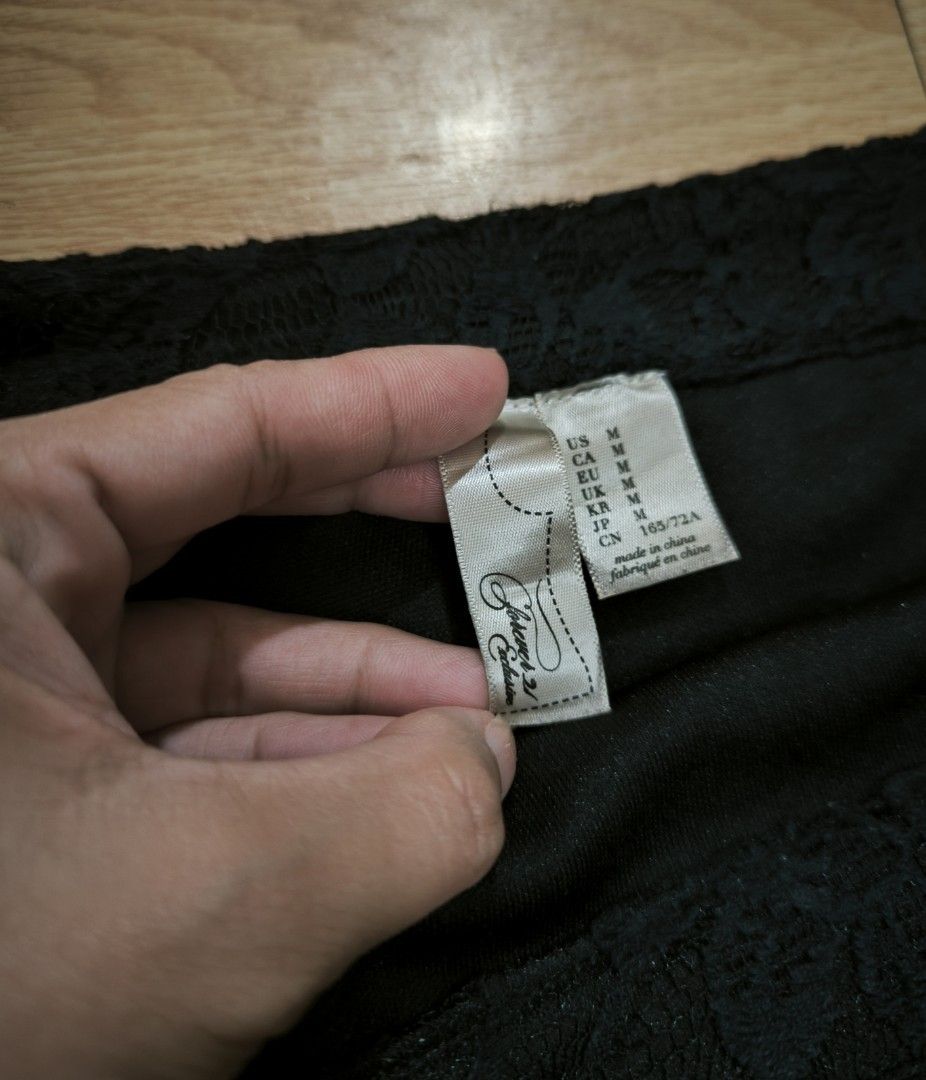 Forever 21 short (Category: Shorts) located in Manila. Submitted by wearforce (Listing ID 1467731327, Image 1). Description: Forever 21 short fit: small good condition color rate 9/10 98 + sf.