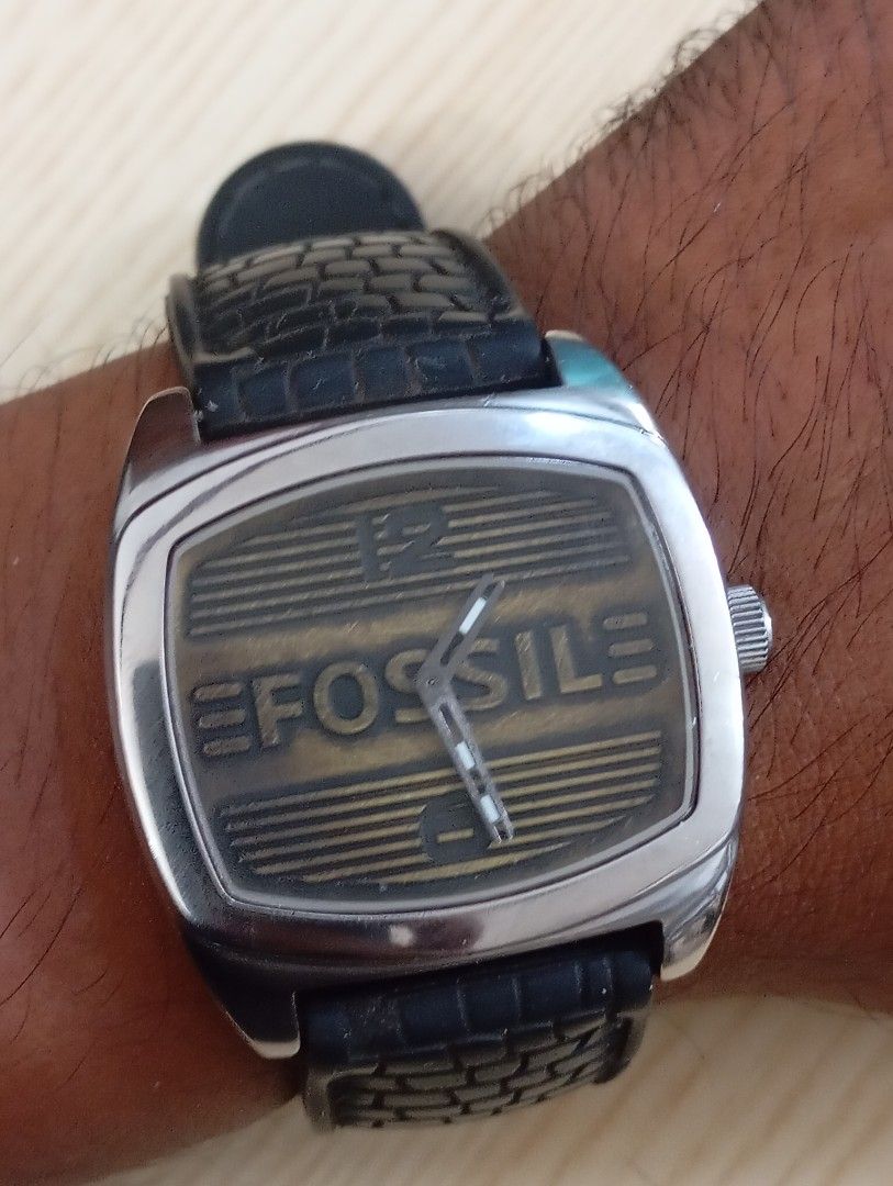 Fossil (Category: Men's Watches) located in Las Pinas. Submitted by quick_deals_great_finds2 (Listing ID 1467646511, Image 3). Description: Original good working condition Quartz with battery.