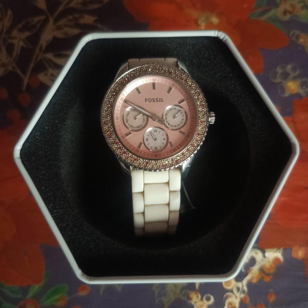 FOSSIL LADIES' WATCH with Battery & Box (Category: Women's Watches) located in Rizal. Submitted by moon_shop_offers (Listing ID 1467492008, Image 3). Description: ‼️NEGOTIABLE ‼️ 📌 Condition: Pre-loved 📌 Inclusions: Watch and box 📌 Functional and ready to wear! 💥Shock Resistant 💧100m water resistance 🌎World Time 🔅LED Light 💗 Elegant pink dial with a white bracelet 💎 Beautiful crystal-studded bezel — all crystals intact! ⌚ Working perfect