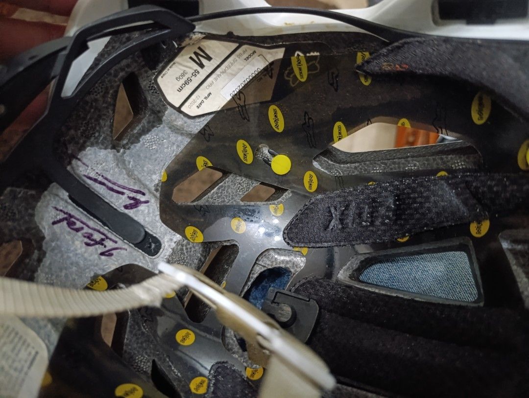 Fox Speedframe Pro MIPS Helmet White Size M (Category: Bicycles) located in Quezon City. Submitted by kuruma_13 (Listing ID 1467640866, Image 3). Description: - Brand: Fox Speedframe Pro MIPS - Size: Medium (55-59cm) - Manufacture Date: December 2020 - Features: MIPS safety liner, adjustable visor - Condition: FAULTY / FOR PARTS ONLY - Has a visible structural crack near the front shell (refer to the 2nd photo) - Perfect for donor parts or DIY re