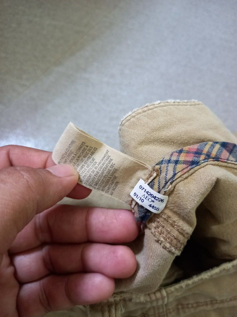 American Eagle Khaki Shorts Size 33 (Category: Shorts) located in Panabo. Submitted by khimmyirish_ki021126 (Listing ID 1467697846, Image 3). Description: - Brand: American Eagle - Size: 33 waist - Color: Khaki - Material: 100% cotton (Made in Bangladesh) - Features: Button fly, front and back pockets, stylish plaid lining inside the waistband - Care: Machine washable - Condition: Pre-loved, well-maintained.