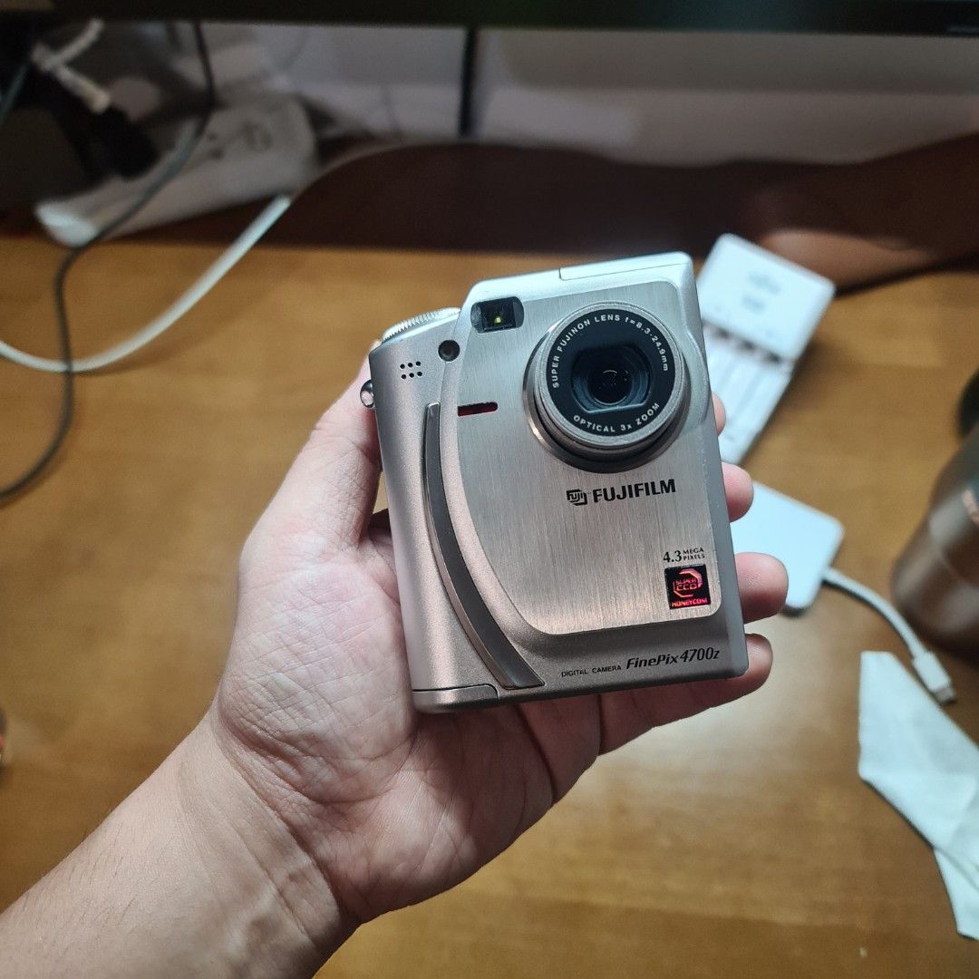 Fuji Finepix 4700z (Category: Cameras) located in Makati City. Submitted by im.digiman (Listing ID 1467804066, Image 2). Description: Finepix 4700z Silver The camera used in the movie Mean Girls Good condition (minimal signs of usage, this is vintage digicam, pls manage expectation) Bought from Japan No issues comes with 2 batteries, charger, memory card (smartmedia) and card reader Gagamitin mo nalang All needed accesories kasama na para magamit
