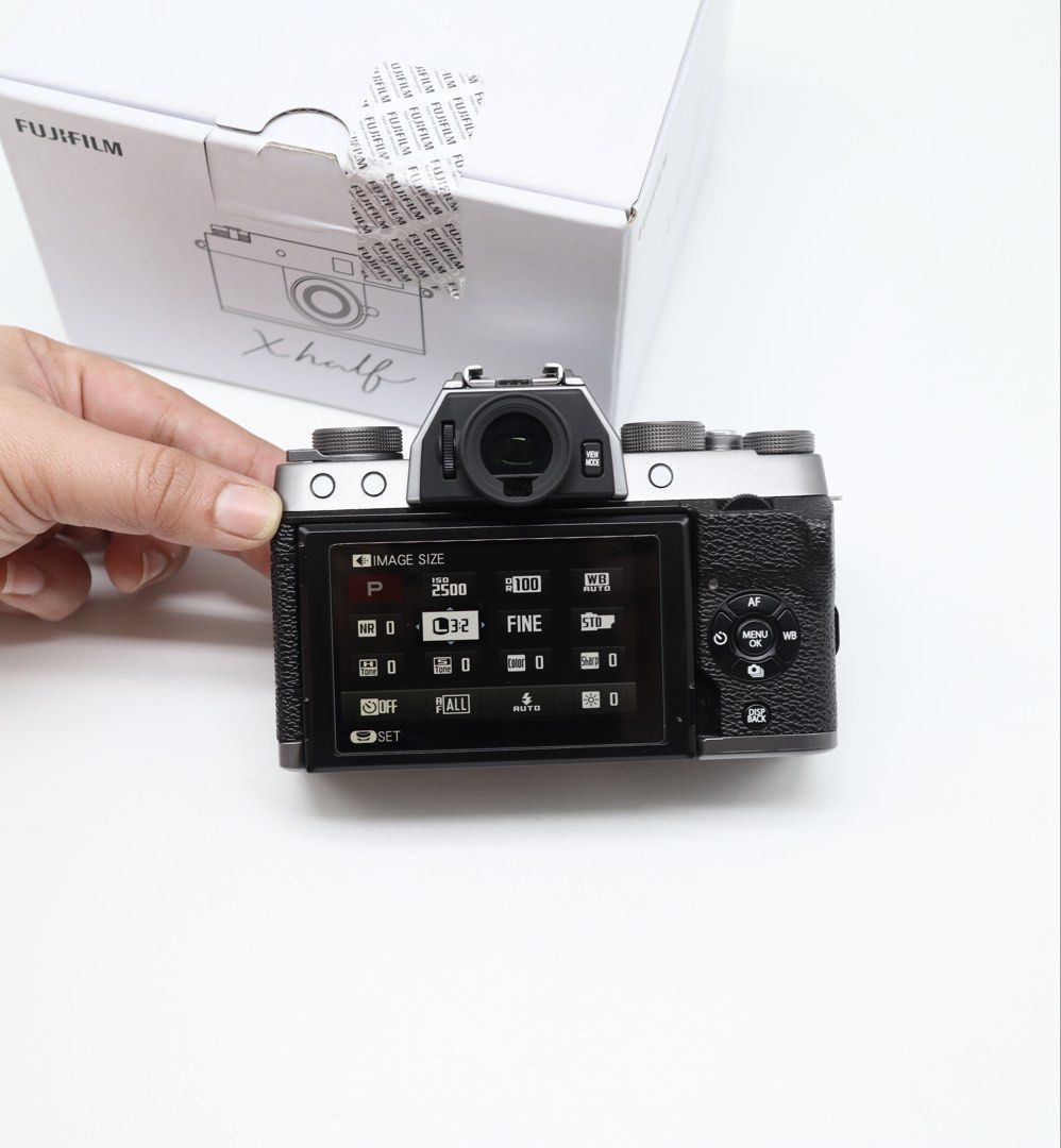 Fujifilm XT100 with 15-45 lens (Category: Cameras) located in Manila. Submitted by jaimeeloutan (Listing ID 1467754205, Image 3). Description: for sale! Fujifilm XT100 Mirrorless flipscreen with 15-45 lens set 21,900 Gray edition 📷 💰21,900 only pass sa tawad, mura nayan sulit deal with complete set freebie EVF view finder not working common issue ng XT series doesn't affect sa performance since puro lcd lang naman na. - Fujifilm XT100 flipscree