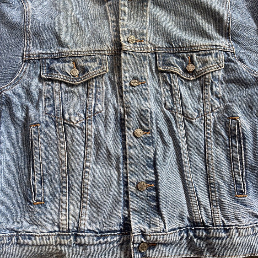 Gap Blue Jeans Denim Jacket (Category: Coats, Jackets and Outerwear) located in Batangas. Submitted by phthriftpingzz (Listing ID 1467674204, Image 2). Description: Size: M Issue: Need Wash Only.