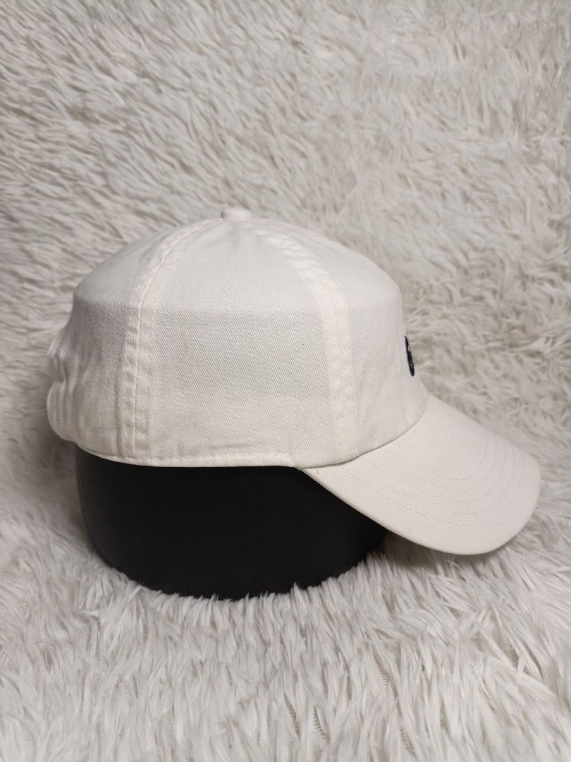 GAP White Baseball Cap (Category: Caps & Hats) located in Imus. Submitted by grindhouse.thriftshop (Listing ID 1467737638, Image 2). Description: - Brand: GAP - Color: White with navy blue embroidered logo - Material: 100% Cotton - Design: Classic six-panel with curved brim - Closure: Adjustable strapback with metal buckle.