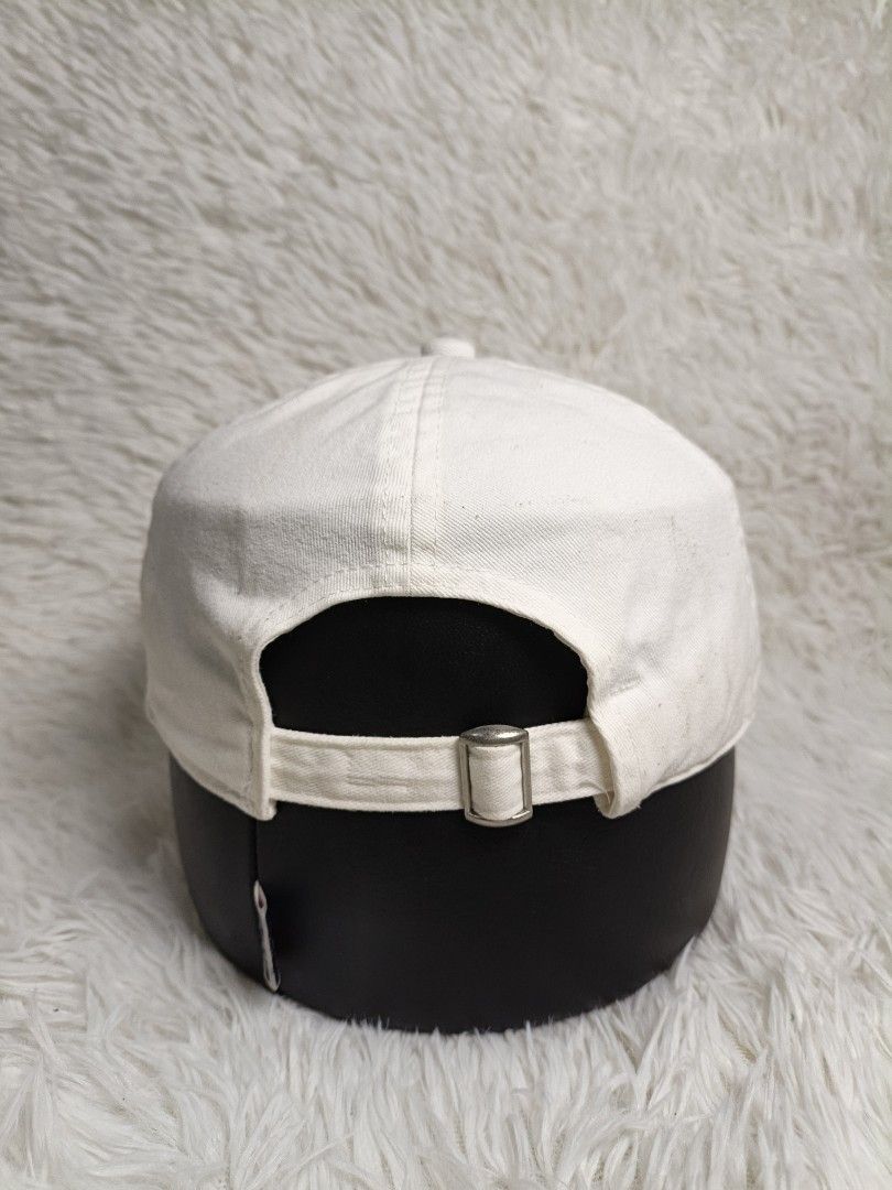 GAP White Baseball Cap (Category: Caps & Hats) located in Imus. Submitted by grindhouse.thriftshop (Listing ID 1467737638, Image 3). Description: - Brand: GAP - Color: White with navy blue embroidered logo - Material: 100% Cotton - Design: Classic six-panel with curved brim - Closure: Adjustable strapback with metal buckle.