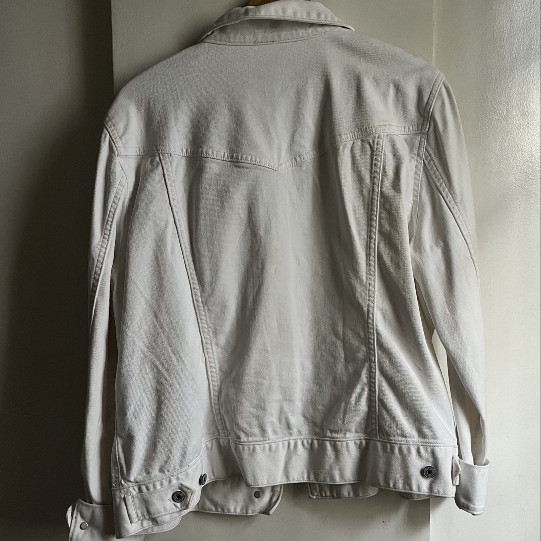 GAP Women’s White Denim Jacket (Category: Coats, Jackets and Outerwear) located in Pasay City. Submitted by klosetbykelly (Listing ID 1467682036, Image 3). Description: Welcome to klosetbykelly! 🎀💞 mode of payment: Gcash mode of delivery: J&t and Lalamove location: Pasay City NO LOWBALLING ❌ BOGUS BUYERS WILL BE AUTOMATICALLY BLOCKED 🚫 NO TO IMPATIENT BUYERS ❌ PAYMENT FIRST BEFORE SHIPPING ‼️ ITEM DESCRIPTION: - Brand/Model: GAP Classic White 
