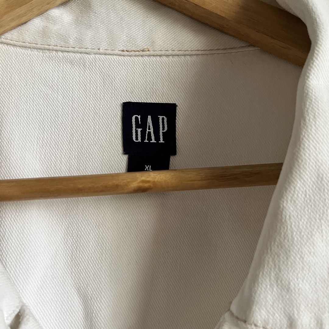 GAP Women’s White Denim Jacket (Category: Coats, Jackets and Outerwear) located in Pasay City. Submitted by klosetbykelly (Listing ID 1467682036, Image 2). Description: Welcome to klosetbykelly! 🎀💞 mode of payment: Gcash mode of delivery: J&t and Lalamove location: Pasay City NO LOWBALLING ❌ BOGUS BUYERS WILL BE AUTOMATICALLY BLOCKED 🚫 NO TO IMPATIENT BUYERS ❌ PAYMENT FIRST BEFORE SHIPPING ‼️ ITEM DESCRIPTION: - Brand/Model: GAP Classic White 