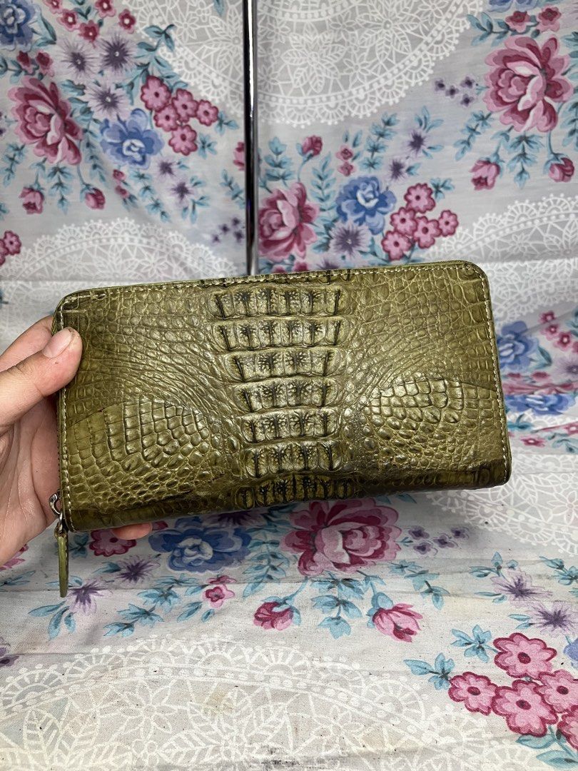 GENUINE CROCODILE LEATHER WALLET (Category: Wallets & Card holders) located in General Mariano Alvarez. Submitted by adonid (Listing ID 1467624439, Image 2). Description: GENUINE CROCODILE LEATHER WALLET GOOD CONDITION NORMAL SIGN OF USAGE ONLY .