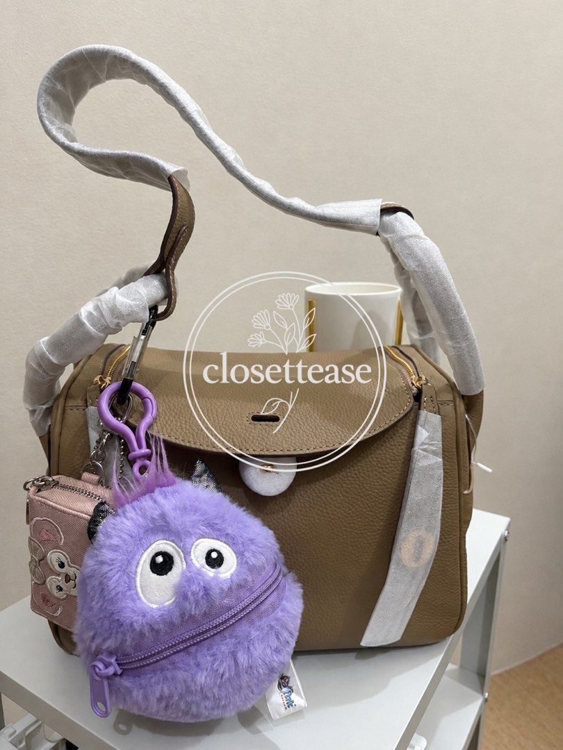 Genuine leather Lindy Bag (Category: Shoulder Bags) located in Manila. Submitted by closettease (Listing ID 1467611079, Image 1). Description: Genuine leather, large size, premium dust bag included, no brand 📍📍📍 Charms not included 📍📍📍 Send pm for more pictures, not including all of the photos here to avoid photo grabbing 🤍.