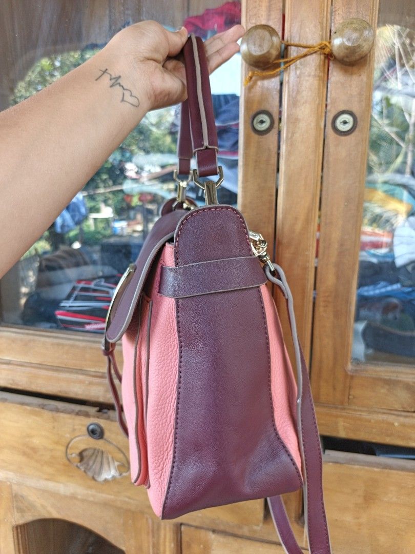 Genuine leather shoulder/sling bag (Category: Cross-body Bags) located in Quezon, Isabela. Submitted by ukay-ukaybylyn (Listing ID 1467742236, Image 3). Description: excellent condition💯 one of my favorite hirap iletgo as in😔 semi medium size kasya long wallet matagal na sakin to gustong gusto ko yung leather nya hindi bakbakin.