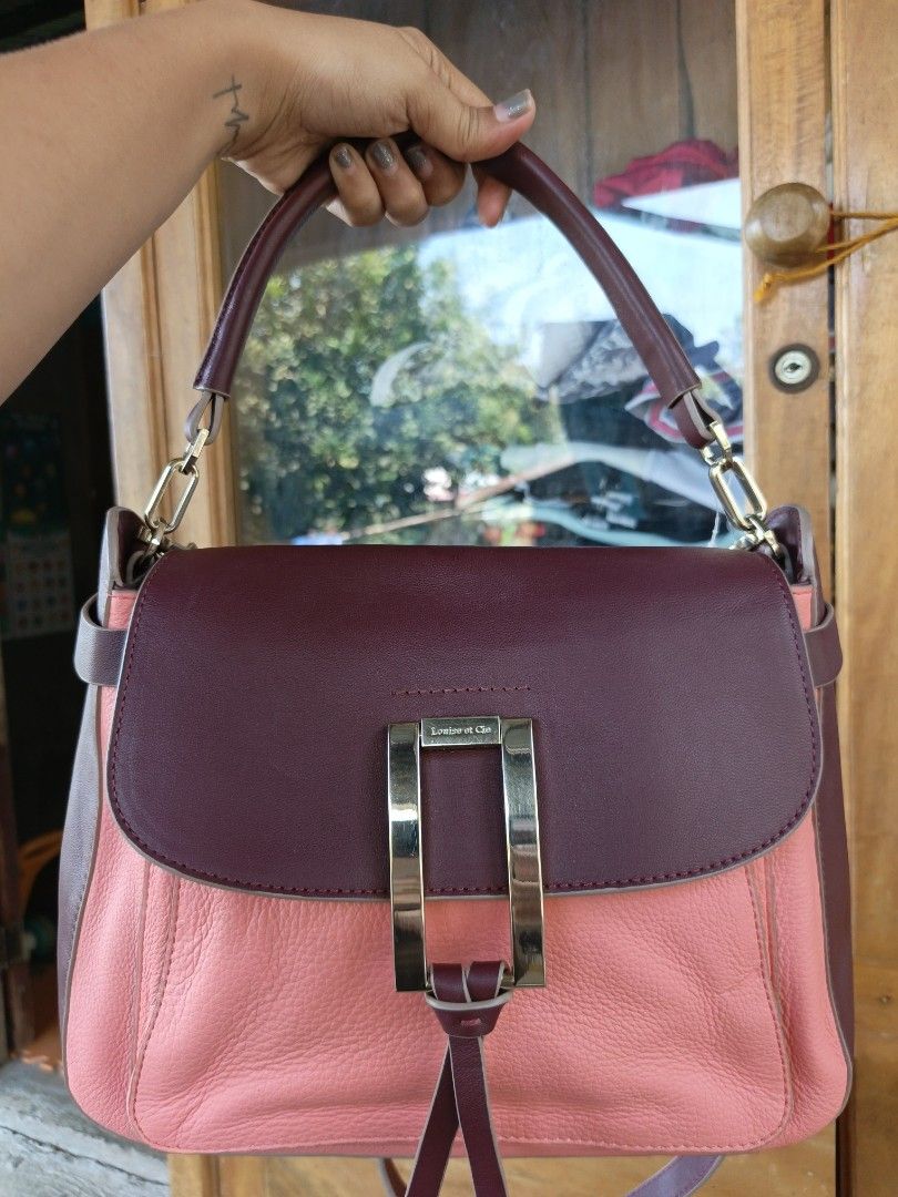 Genuine leather shoulder/sling bag (Category: Cross-body Bags) located in Quezon, Isabela. Submitted by ukay-ukaybylyn (Listing ID 1467742236, Image 1). Description: excellent condition💯 one of my favorite hirap iletgo as in😔 semi medium size kasya long wallet matagal na sakin to gustong gusto ko yung leather nya hindi bakbakin.