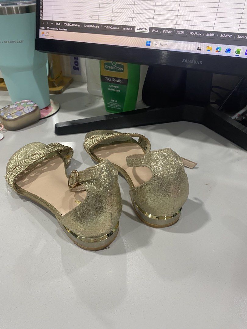 Gibi Kids Glitz Gold Sandals Size 31 (Category: Babies & Kids Fashion) located in Manila. Submitted by piinnnnkk (Listing ID 1467612231, Image 3). Description: Never been used. No flaws 20 cm 8 inches.