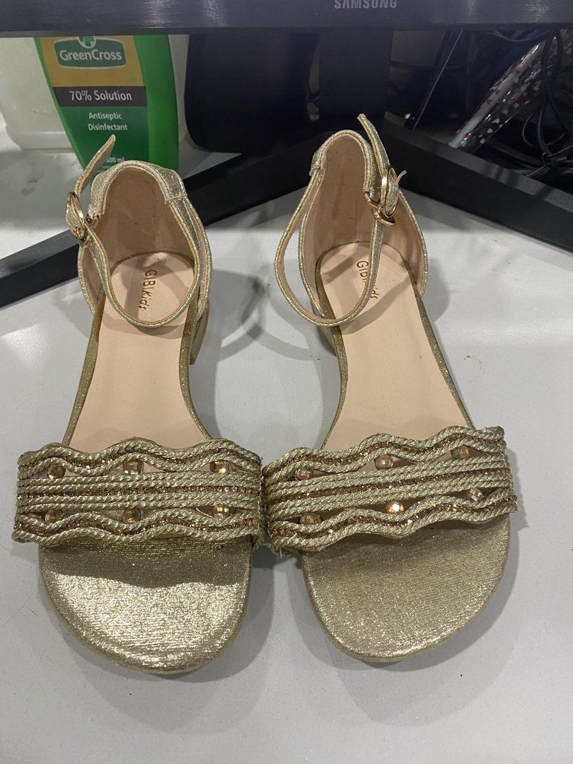Gibi Kids Glitz Gold Sandals Size 31 (Category: Babies & Kids Fashion) located in Manila. Submitted by piinnnnkk (Listing ID 1467612231, Image 1). Description: Never been used. No flaws 20 cm 8 inches.