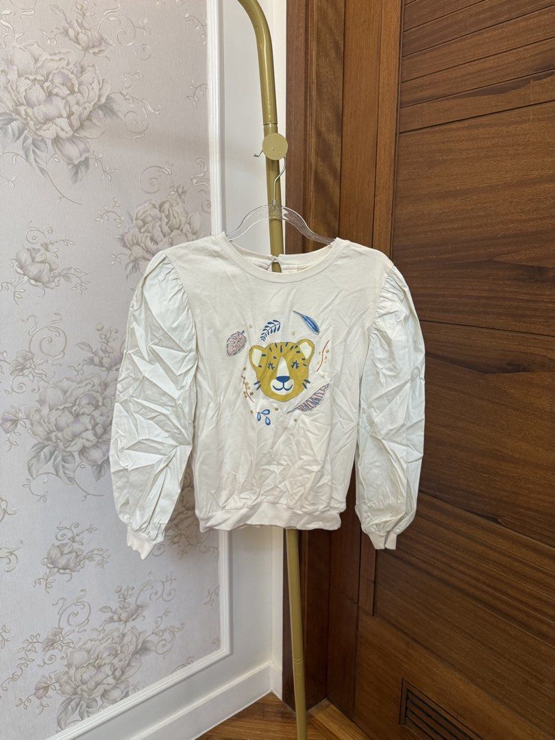 Gingersnaps: Sweater in Light Pink (Category: Babies & Kids Fashion) located in Quezon City. Submitted by vpauline (Listing ID 1467621160, Image 1). Description: 9/10 Size: 14.