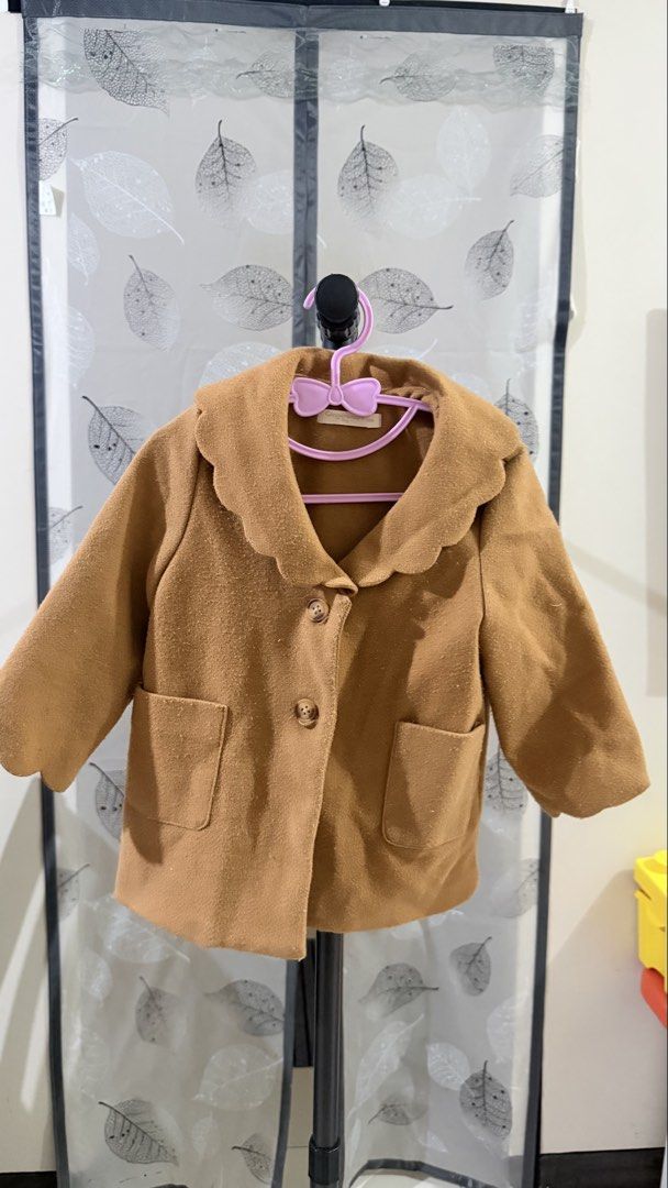 Gingersnaps Tiny Brown Coat 18M (Category: Babies & Kids Fashion) located in Paranaque City. Submitted by paupreloveditems (Listing ID 1467661564, Image 2). Description: - Brand: Gingersnaps - Size: 18 Months - Color: Brown - Design: Scalloped collar with front button closures and two front patch pockets - Interior: Fully lined for extra warmth - Condition: Excellent pre-loved condition - Perfect layering piece for stylish little ones.
