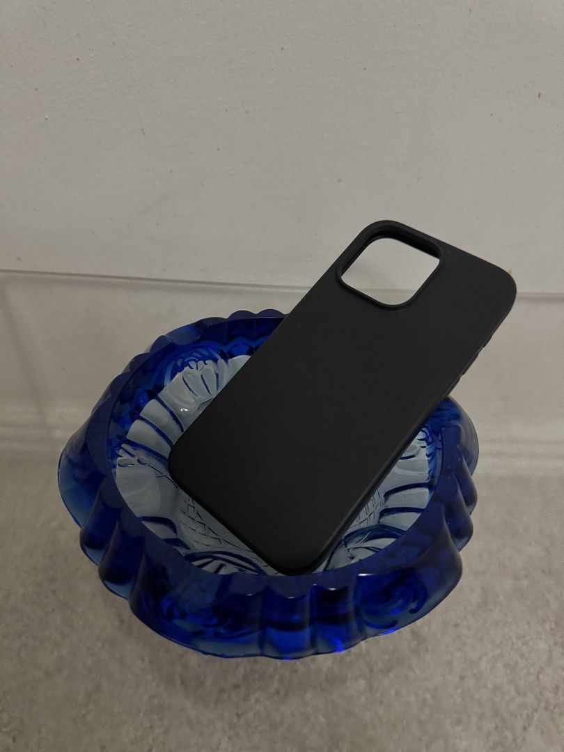 Glass ashtray/trinket dish (Category: Vases & Decorative Bowls) located in Paranaque City. Submitted by closetanghelita (Listing ID 1467738159, Image 3). Description: Quite big and can fit a lot No issues Can use as an ashtray or bowl for trinkets.