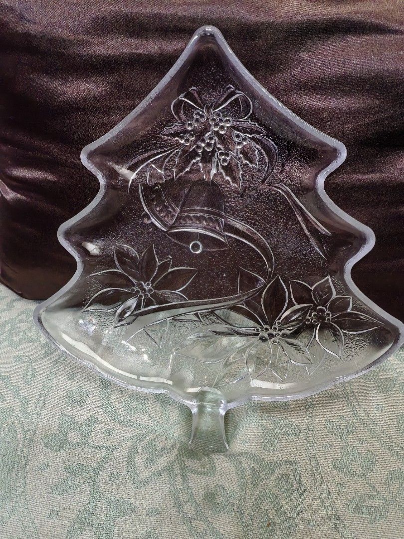 Glass serving tray christmas tree 12x13.5" (Category: Dinnerware & Cutlery) located in Manila. Submitted by luckycharm_215 (Listing ID 1467690000, Image 1). Description: vgc.