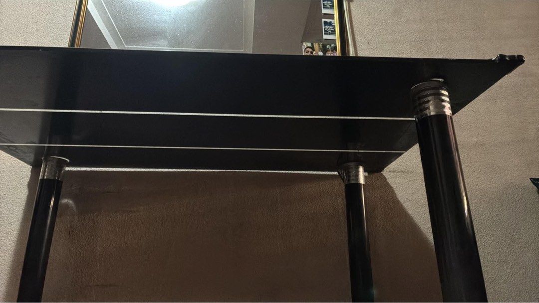 Glass table (Category: Tables & Sets) located in Quezon City. Submitted by hirono18 (Listing ID 1467733204, Image 2). Description: .